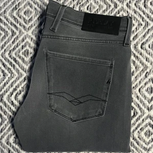 REPLAY ANBASS JEANS - Tjena! Säljer nu ett par tvär feta Replay jeans! | Skick 9,5/10 nya utan tags! | Nypris ca 1800kr | Mitt pris 499kr | Kom gärna pm vid frågor eller funderingar | Postas eller möts upp i Gävle!