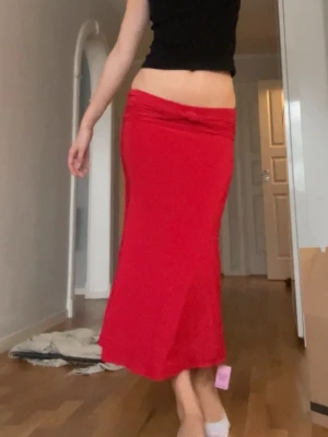 Midi kjol - lappar kvar! tyvärr för tight för mig