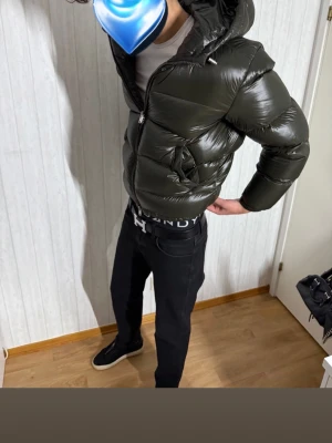 Mörkgrön pufferjacka med huva - Säljer en riktigt fet mörkgrön  pufferjacka ifrån Zara, nypris ligger på 1000 kr,  Perfekt för kalla dagar när du vill hålla stilen och ändå vara varm. Vid fundering är det bara att hojta till !