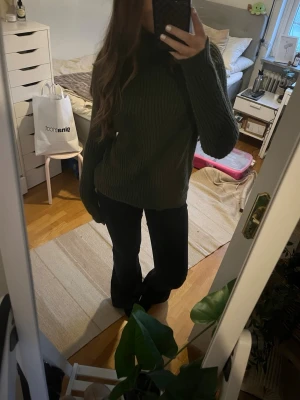 Mörkgrön stickad tröja  - Skitsnygg mörkgrön stickad polotröja, storlek S💗