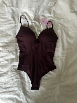 H&M body  - Säljer denna helt oanvända body från H&M! Helt slutsåld på hemsidan! Aldrig använd endast provad. Säljer då den inte kommer komma till användning💕storlek S, skulle säga att den passar en B-C kupa. Jag har 75C-70D och den passar mig. 