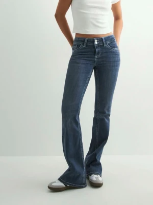 Blå bootcut jeans med kontrastsömmar - Snygga blå jeans med bootcut-modell och markerade kontrastsömmar på bakfickorna. Jättefint skick!