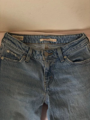 low rise boot Levis jeans - Levis jeans lågmidjade i storlek 23