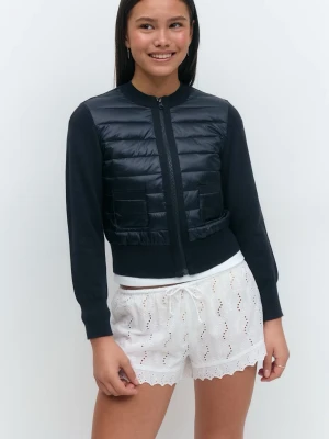 Svart teddyjacka med dragkedja - Stilren mörkblå jacka med quiltad framsida och två fickor. Jackan har långärmade ärmar, ribbade muddar och hel dragkedja framtill. Perfekt för en trendig och avslappnad look. från gina tricot