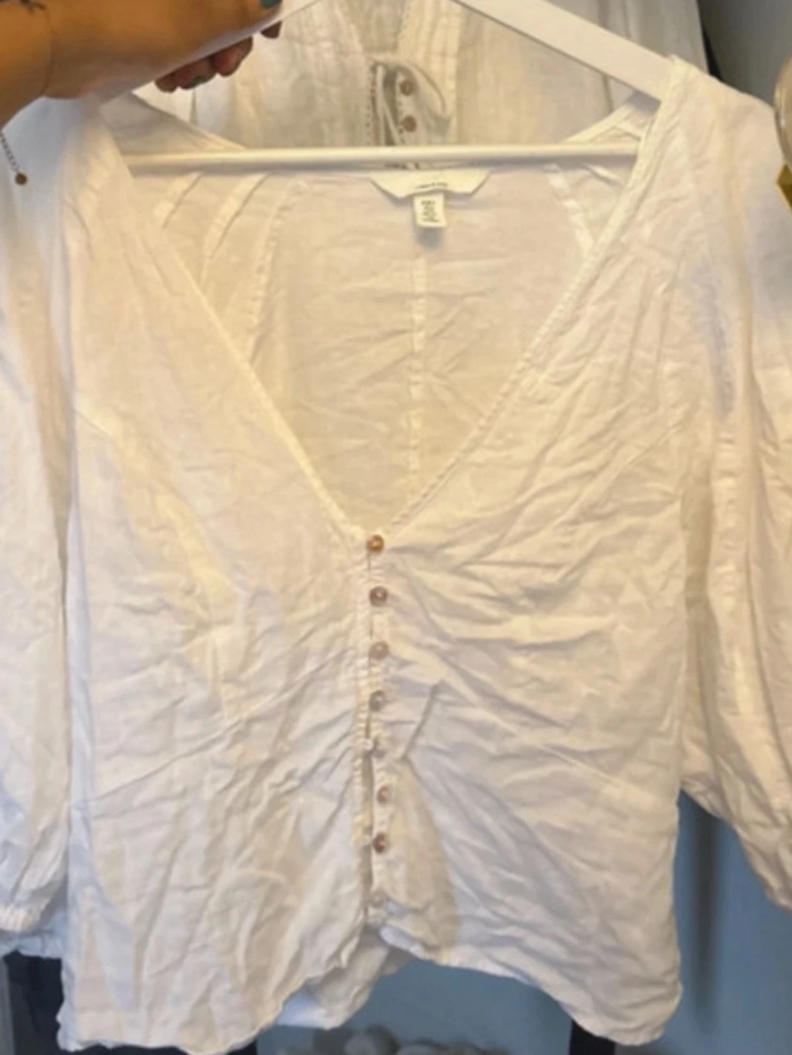 Vit blus med puffärm och knappar