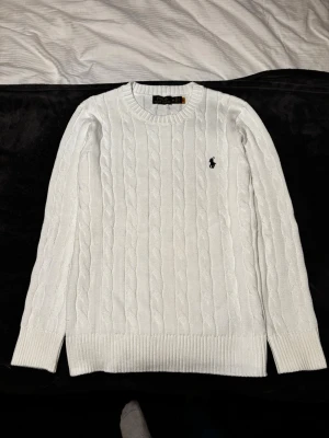 Ralph Lauren stickad tröja - Säljer nu denna sjukt snygga stickade Ralph Lauren tröja, säljer den för att jag inte använder den. Fick den i julklapp förra året sen har den bara legat i garderoben. Storlek M passar M/S. Tveka inte på att höra av dig vid minsta lilla fundering!