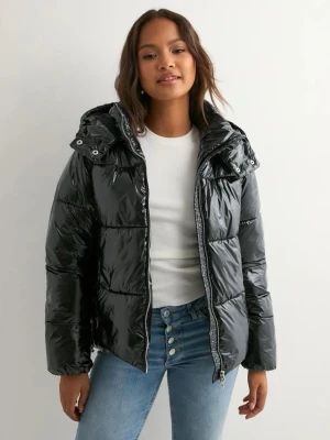 Svart glansig pufferjacka med huva - säljer nu min jacka ifrån Nelly då den inte kommer till användning, använd max 5 gånger! Skriv för fler bilder 💞💞💞