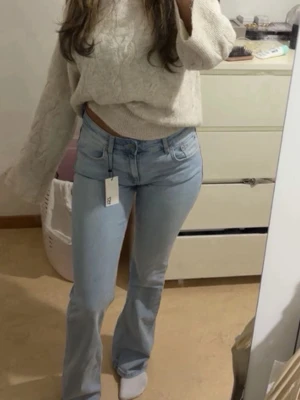 Ljusblå bootcut jeans från lager 157 - Säljer ett par ljusblå Levis jeans med bootcut passform och klassisk femficksdesign. Jeansen har låg midja och är tillverkade i mjukt bomullsdenim. Perfekta för en avslappnad och trendig look.