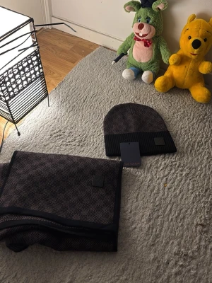 Lvset - Perfekt för dig som fryser under denna säsong. Den är helt ny och aldrig används. Paassar perfekt för dig som gillar mode och trendiga trender. Fraktas direkt efter köp ❤️🙌 one size. Den är svart grå typ.