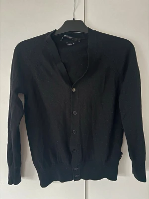 Tiger of Sweden kofta  - Svart snygg populär tiger of Sweden kofta i storlek S. Grym passform och toppen skick verkligen. Sjukt snygg på!