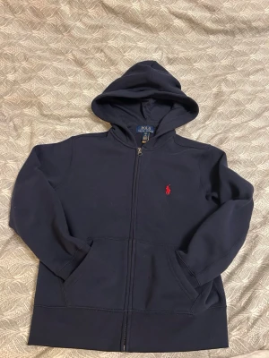 Ralph Lauren - den är unisex det är polo det faktiskt jätte bra men det bara jag har jätte långa armar så det inte bra för mig storleken är XXS asså det passa mig men det bara mina armat