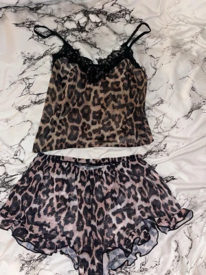Pyjamas  - Nattlinne med matchande underdel/ pyjamas, i leopard mönster, settet är rätt genomskinligt. Aldrig använd. 