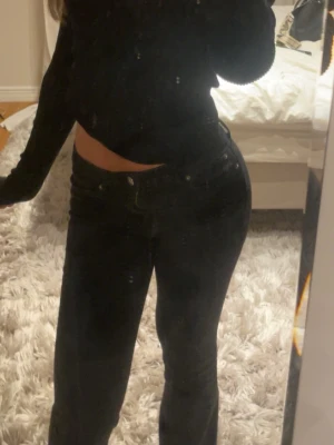 Svarta bootcut jeans bershka - Snygga svarta jeans använda få gånger inte sönder trampade