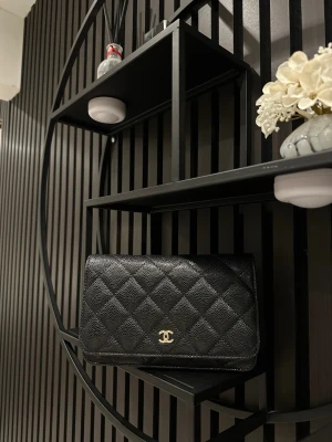 Handväska / axelrem väska  - OTROLIGT fin väska, kan användas som en kuvertväska men även axelrem väska. Sitter med ett band även, så så fin. Fått väldigt mycket komplimanger! Elegant och fin, använd fåtal gånger 