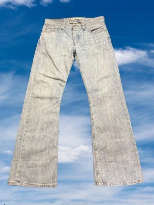 Levi 512 Bootcut Vintage Jeans  - Säljer ett par Levis jeans i den otroligt populära och efterfrågade modellen 512 bootcut i färgen ljusblå 🌟 Dessa är otroligt svåra att få tag på speciellt i denna storlek och såhär bra skick 🔥  Storlek W32 L32 ✔️ Mått:  Midja 42cm Totallängd 107cm Benöppning 24cm  Har absolut ingen stress med att sälja därav priset 🤗 Skickar snabbt 🤝 Hör av dig om du har en fråga 💬 Skicka prisförslag! 🙌