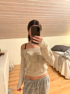 Beige off shoulder stickad tröja - Jättefin beige off-shoulder tröja från Only. Helt oanvänd och i väldigt bra skick, prislappen sitter kvar. Säljer pga jag inte använder den.