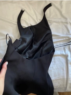 Svart halterneck topp  - Säljer denna sjukt snygga halterneck toppen från zara! Den är svart med öppen rygg och riktigt snygg till o klä upp på fest eller när som❤️