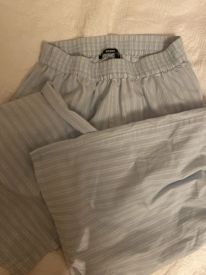 randiga pyamasbyxor flare (kan bli lågmidjade) - ljusblå/vita från bikbok! Nyskick och väldigt svala och sköna. Kan göras lågmidjade om man viker ner. 