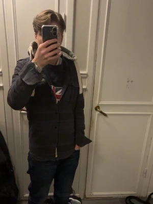 Superdry Overshirt med luva - En tvär fet overshirt från superdry med luva. Riktigt sällsynta och skicket är väldigt bra, inga defekter eller liknade. Enkel att styla och sitter. väldigt bra. Storlek S. Buda något vettigt så kommer vi överens om något🤟🏼