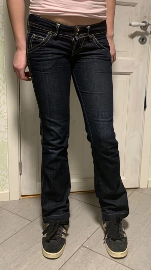 Guess bootcut jeans (skriv gärna pris förslag❤️) - Jag säljer ett par lågmidjade mörkblå bootcut jeans som är äkta Guess i storlek 27 i jeans storlek så passar någon dom har storlek 34-36. Från gylf till skrev är det 15 cm så de är väldigt lågmidjade. Innerbenslängden är 76 cm. Mycket bra skick. Jag säljer dem för det har blivit för små för mig. Det här är ett dyrt märke så jag kan inte sälja de så blir billigt. Skriv gärna om du har några frågor❤️