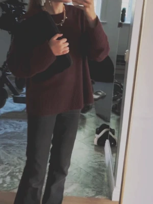 Vinröd stickad tröja - Mysig vinröd stickad tröja ❤️ Jätte fin färg och väldigt bra kvalité❤️Storlek S men sitter som XS/S❤️