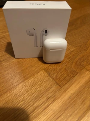 Apple AirPods (2nd Generation) - Säljer ett par Apple AirPods (2nd Gen) med originalförpackning. Ljudet inte det bästa men funkar fortfarande i vardagen. Fraktar samma dag eller dagen efter