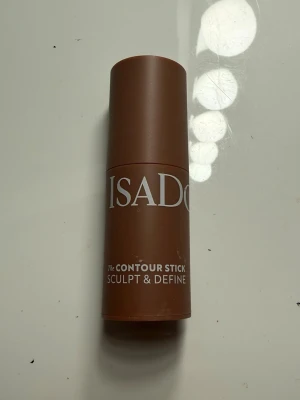 Isadora Contour Stick Dark Almond - Krämig contour stick från Isadora i nyansen 34 Dark Almond. Perfekt för att skulptera och definiera ansiktet. Kommer i en brun plastförpackning med vridfunktion. Vegansk, parfymfri och kliniskt testad. Enkel att applicera och blenda för ett naturligt resultat. Använd en gång, endast testad på handen INTE rakt på ansiktet.