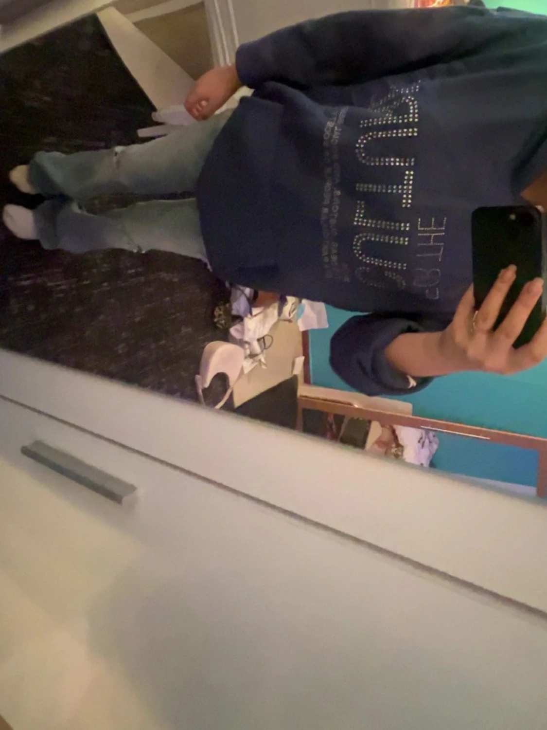 Mörkblå hoodie med strasstext - 1