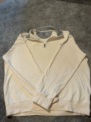 Beige quarter zip från GANT - Snygg beige halv zip från Ralph lauren. Säljer för att den är för liten. Den är som ny och är köpt på Zalando