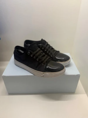 Lanvin - Säljer ett par riktigt feta Lanvins i mycket bra skick med typ inga defekter, 8,5/10 skulle jag säga. Storleken är 43 men passar även 44. Pris kan diskuteras vid snabb affär eller köp. (Endast seriösa  bud!