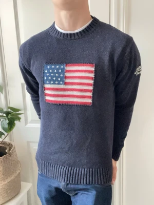 Gant usa flagga  - Gant usa flagga i storlek L. Modellen som bär tröjan är 180 cm 75 kg. Inga defekter! 🙏