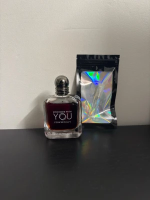 Stronger With You powerfully 10Ml sample - Testa den nya exklusiva Stronger With You powerfully 10ml sample. 