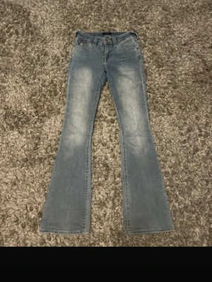  Populär jeans från True Religion💕 - Jättesnygg och populär jeans från True Religion i storlek 24💕