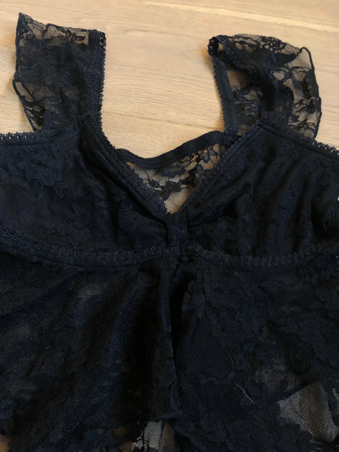 Svart spetsig blus med volang - 1