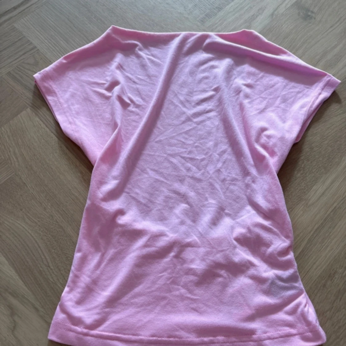 Ljusrosa topp med öppen rygg från SHEIN