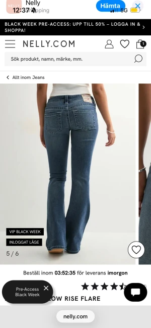 True Religion bootcut jeans Rosa söm  - Snygga blå jeans från True Religion med bootcut och låg midja. Klassisk femficksdesign, tydliga sömmar och ikonisk logga på bakfickan. Jeansen har en normal passform och är tillverkade i mjukt denim-material.