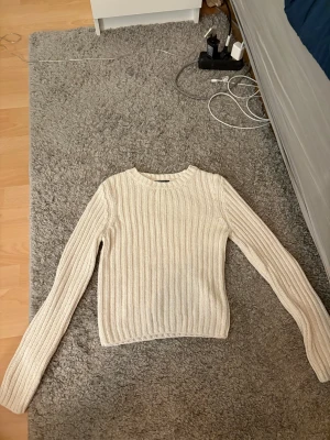 Vit stickad tröja  - En vit stickad tröja från Lindex i st S, knappt använd alls