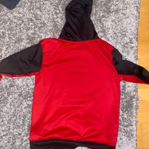 Jordan röd och svart hoodie XL - Pris kan diskuteras vid snabb affär.