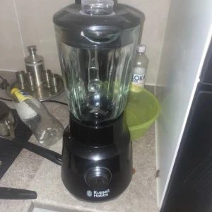 Russell Hobbs Blender - Kraftfull blender från Russell Hobbs med stor glaskanna och robusta stålblad. Perfekt för smoothies, soppor och drinkar. Svart design, ser ut att vara i gott skick utan synliga defekter eller slitage. Enkel att använda med tydlig kontrollpanel.