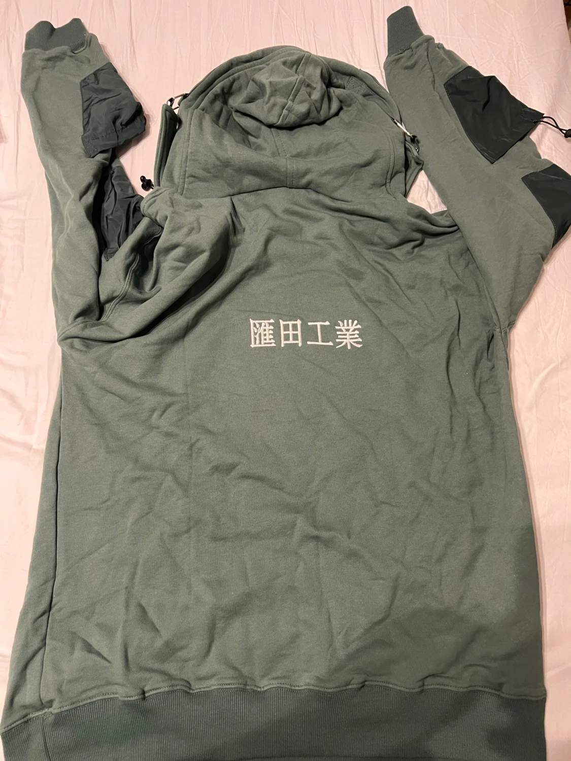 Grön hoodie från HTGY med detaljer - 5