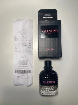 Valentino Uomo Born in Roma 100ml - En valentino parfym som använts typ 5 gånger så skulle gissa på att det är 97ml kvar, kvittot finns kvar från när jag köpte den i Amerika på en resa. Kan ta kontant ifall du vill mötas då blir det bara 800kr 📍Ludvika 