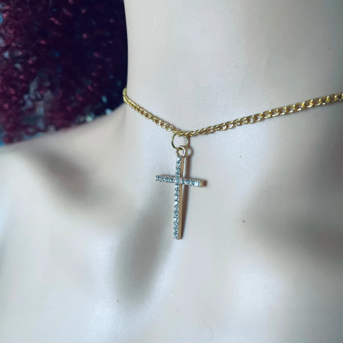 By prisförslag- Guldfärgat halsband choker med korshänge