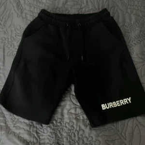 Burberry shorts  - säljer dessa snygga burberry shorts. Burberry texten står längst ner till knäna. riktigt fet till sommaren i varma tider. Qr skan finns o allt. (pris kan diskuteras) 