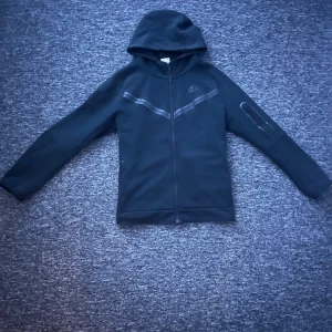 Svart nike tech fleece - Clean svart tech fleece!🥷🏼Perfekt skick på den då den knappt varit använd✅