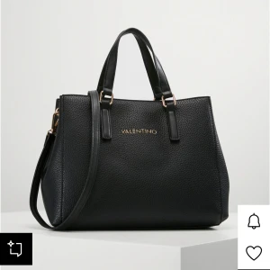 Svart handväska från Valentino - Snygg svart handväska från Valentino med guldfärgad logga framtill. Väskan har både handtag och en avtagbar axelrem, vilket gör den flexibel att bära. Har påsen kvar också, använd i nån månad, köpt ny för 1045 