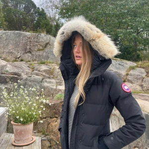 Canada goose (XS) - Säljer min fina canada goose som köptes för 2 år sedan. Den är i fin fint skick och finns i Hovås, Göteborg!! :) Har använts mycket sparsamt.   Dem första bilderna utomhus är när min syster har på sig jackan, hon är 182 så riktigt så tajt/ kort är den inte på mig.  Modell : Victoria parka Storlek: XS (jag är 167cm), funkar absolut för en S Nypris: 13 000  #canadagoose #pälskrage #vinterjackadam #parka