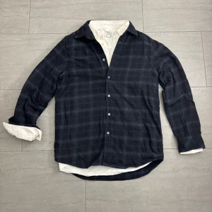 Zadig Voltaire Skjorta - Skjorta i storlek S från Zadig Voltaire. Den vita skjortan ingår ej!