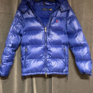 Ralph lauren jacka - tja! Säljer nu min riktigt schysta Ralph lauren vinterjacka, perfekt nu till vintern, finns inga deffekter på jackan, storlek xs men kan även passa upp till S!