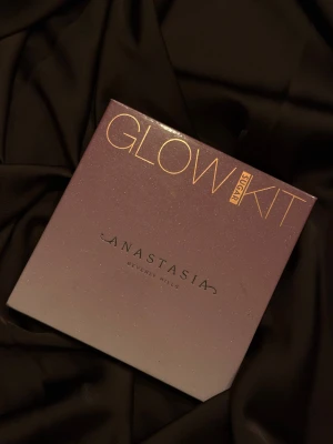 Anastasia Beverly Hills Highlighter  - Super fina highlighters, råkat tappa den därav saknas en. Nypris 649kr