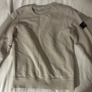Stone Island - Tjena, säljer nu min riktigt feta Stone Island tröja som är i storlek xxs. Den har inga defekter och är väldigt snygg🤟